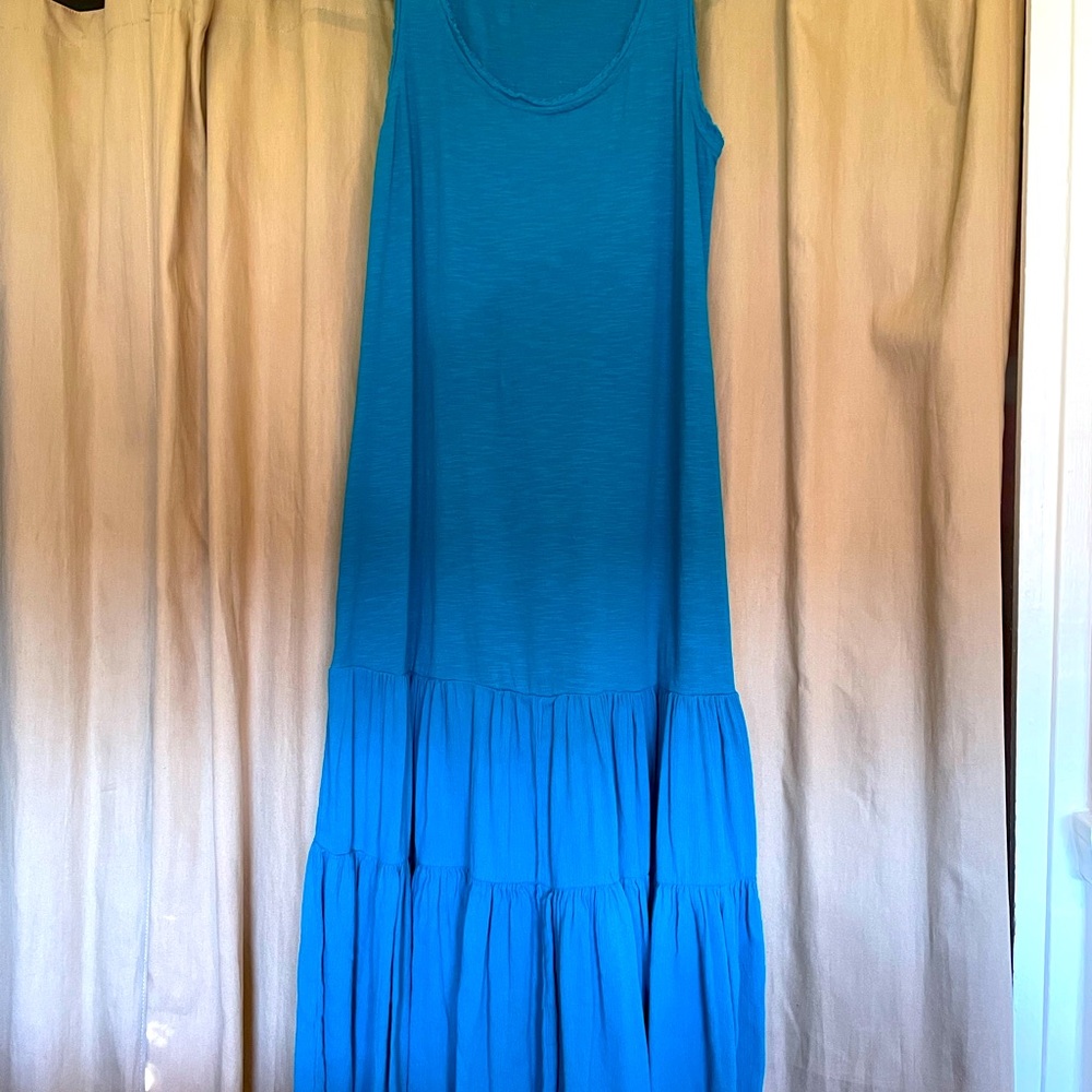 Mid length dress, casual or dress it up. Teal color